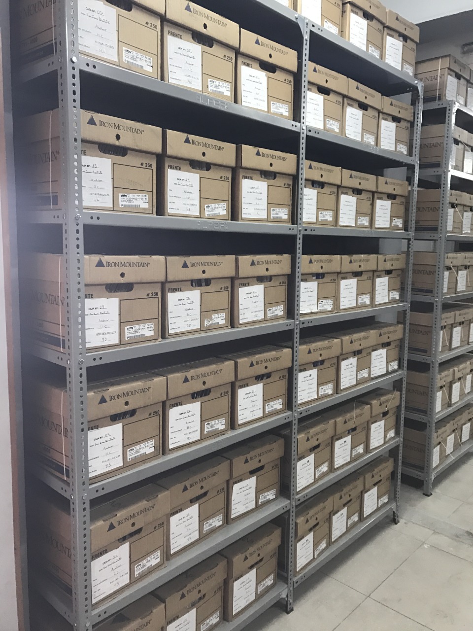 Estantería fija para almacenamiento ligero