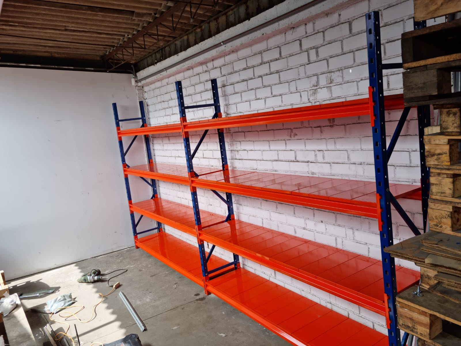 Mini rack industrial con tablero metálico