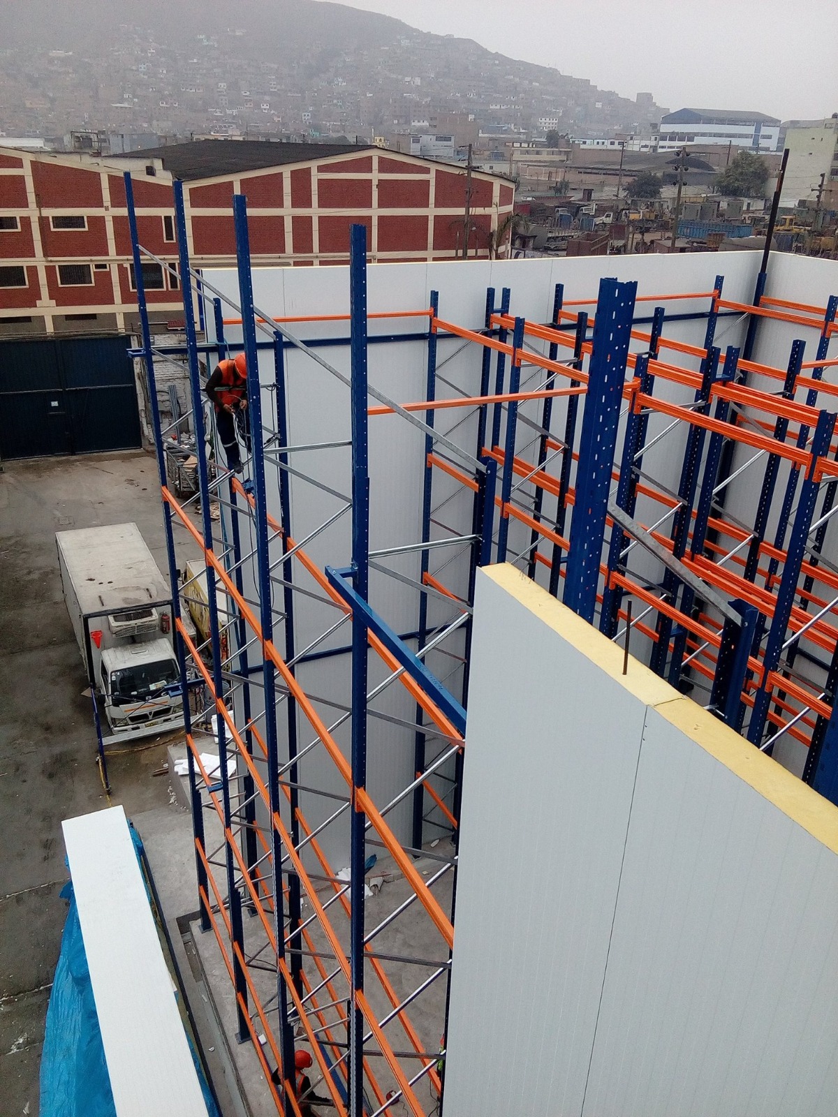 Almacén autoportante con estructura de racks